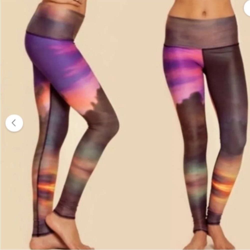 Teeki Clouds Sunset Hot Pant Leggings size L NWT